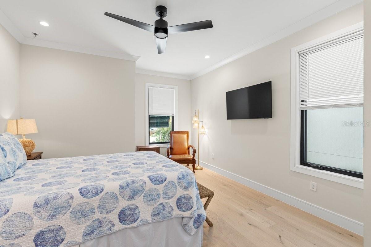 Image 38 of 70 For 552 Peninsula Avenue