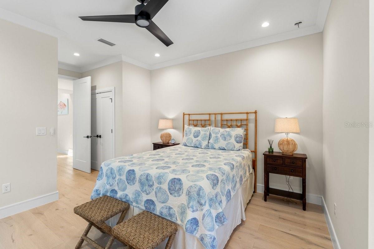 Image 40 of 70 For 552 Peninsula Avenue