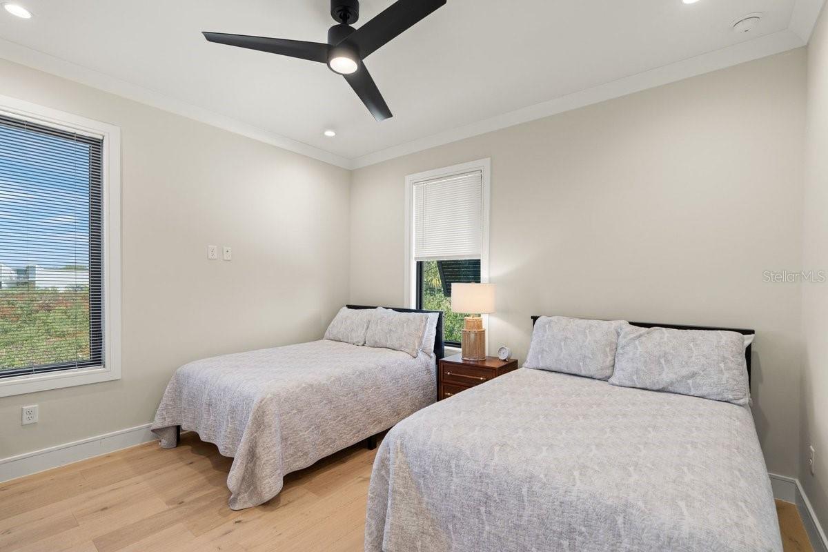 Image 43 of 70 For 552 Peninsula Avenue