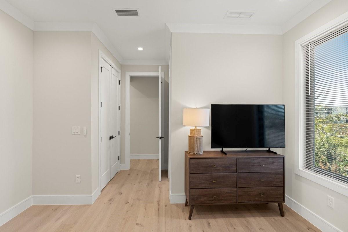 Image 44 of 70 For 552 Peninsula Avenue