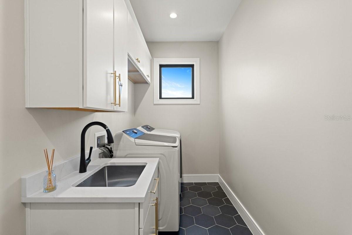 Image 47 of 70 For 552 Peninsula Avenue