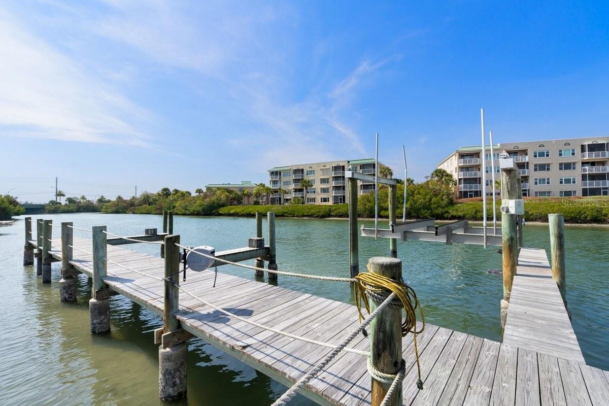 Image 6 of 70 For 552 Peninsula Avenue