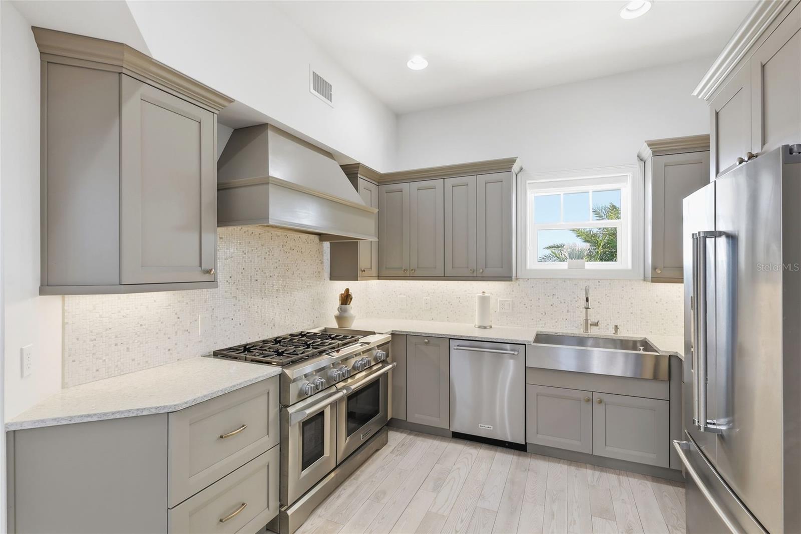 Listing photo id 9 for 2142 Villa Way