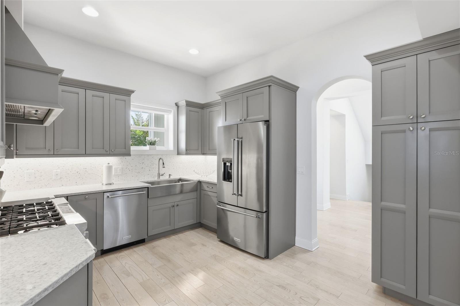 Listing photo id 10 for 2142 Villa Way