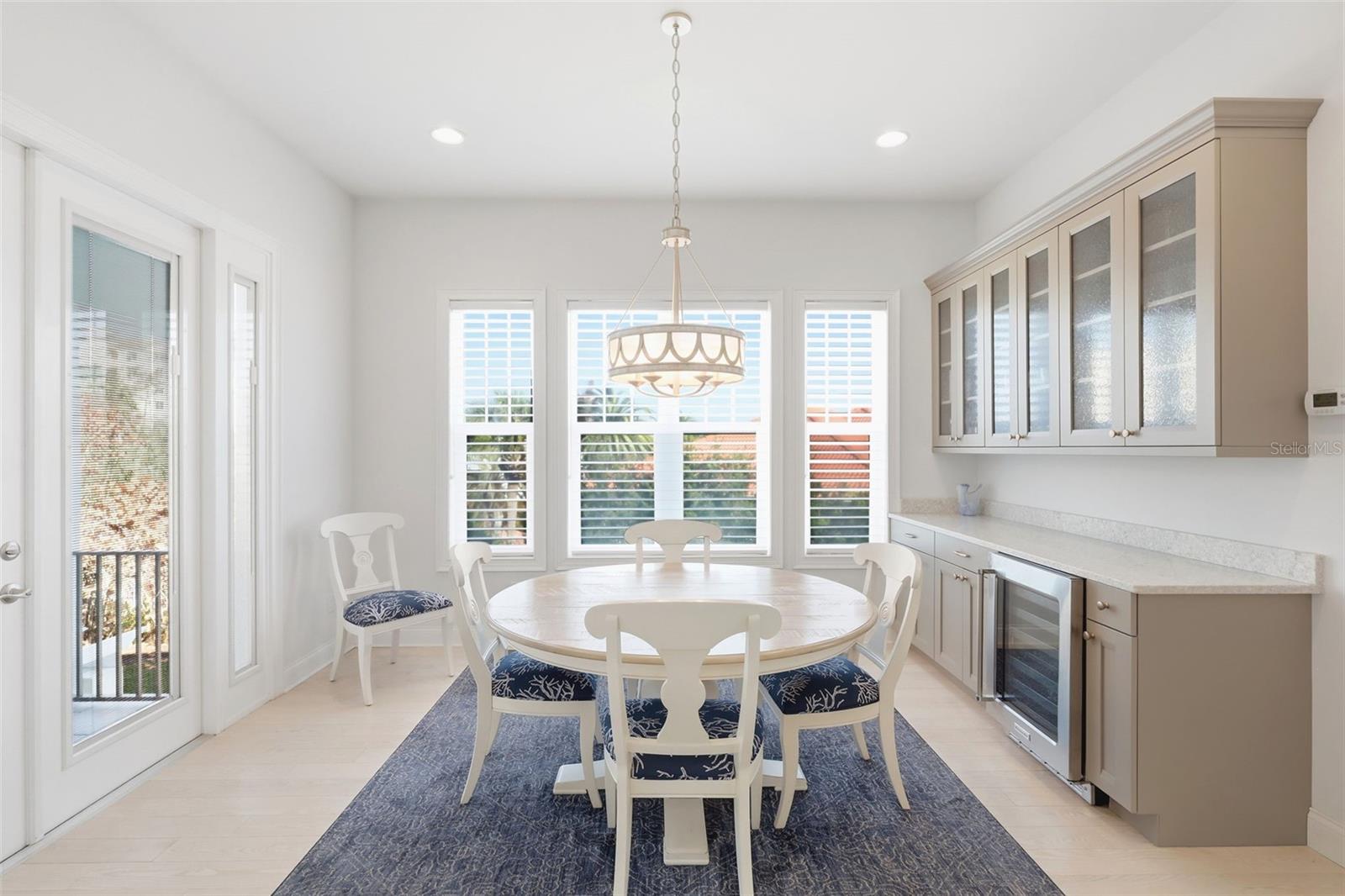 Listing photo id 11 for 2142 Villa Way