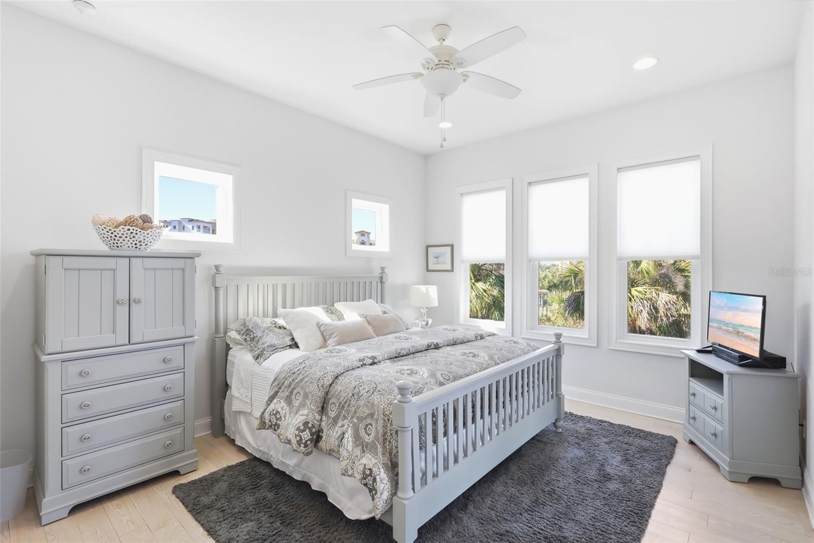 Listing photo id 16 for 2142 Villa Way