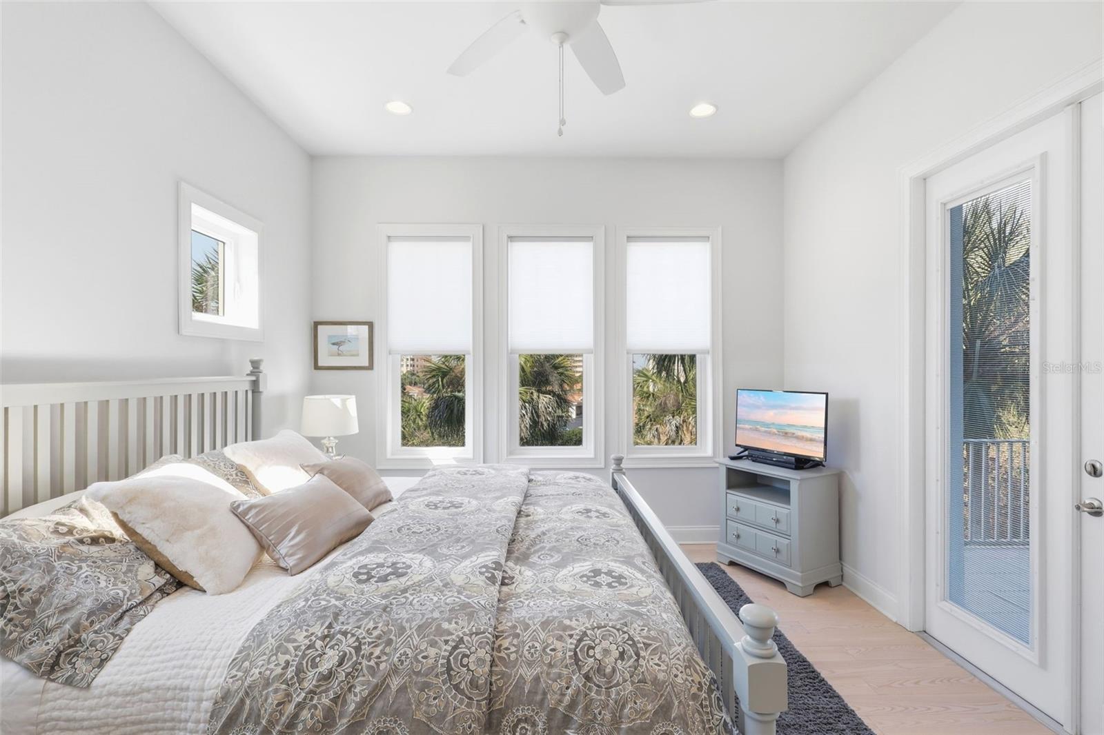 Listing photo id 17 for 2142 Villa Way