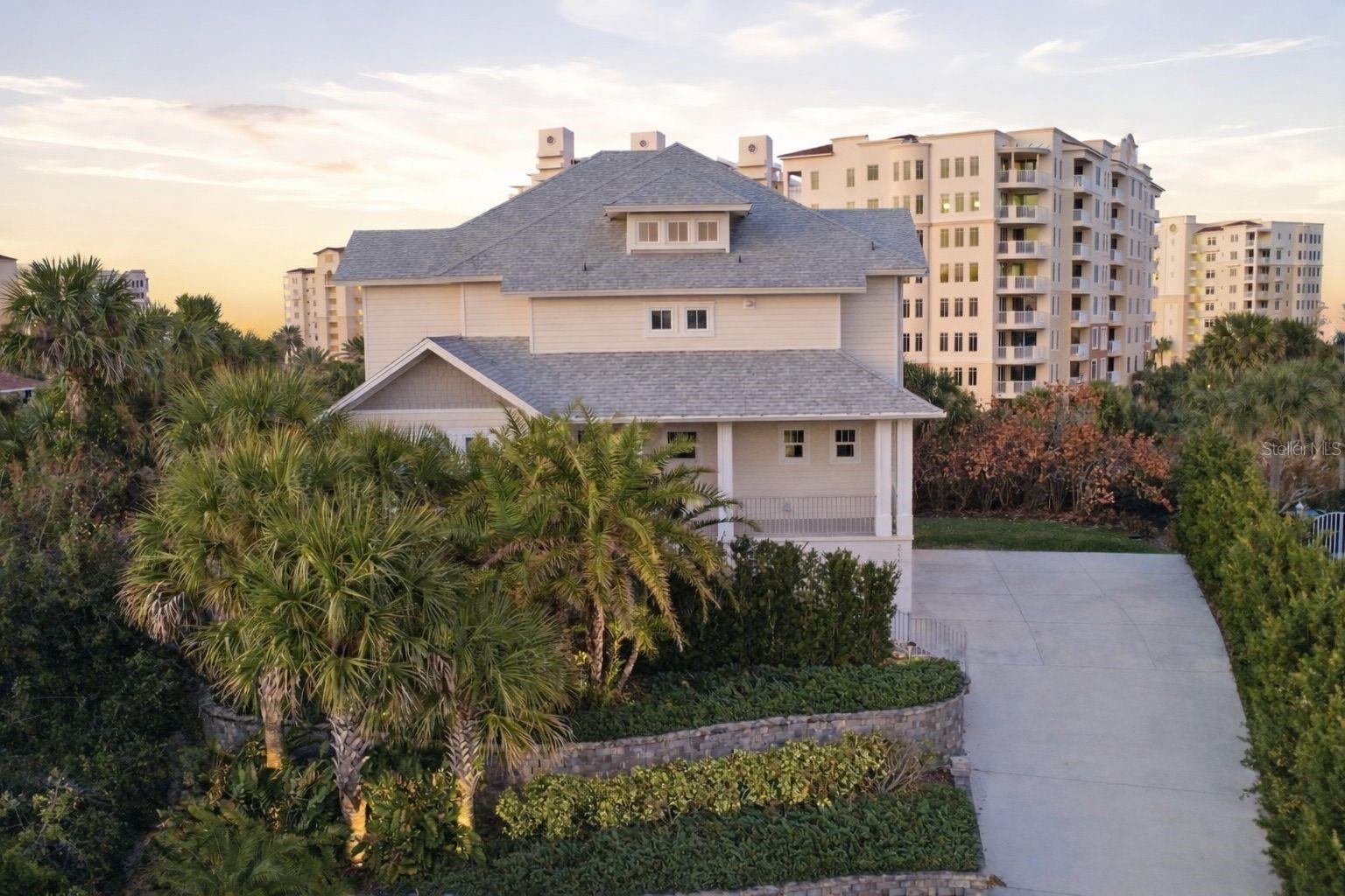 Listing photo id 0 for 2142 Villa Way