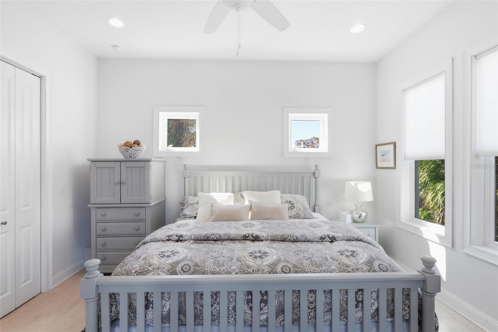 Listing photo id 18 for 2142 Villa Way