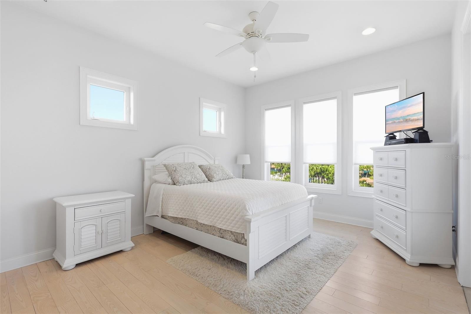 Listing photo id 24 for 2142 Villa Way