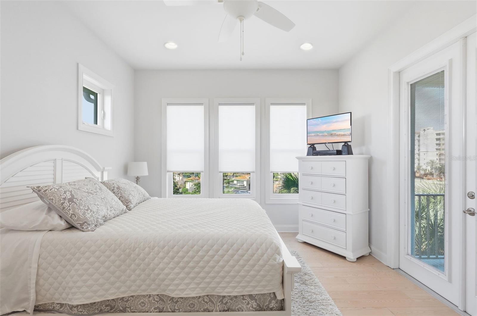 Listing photo id 25 for 2142 Villa Way