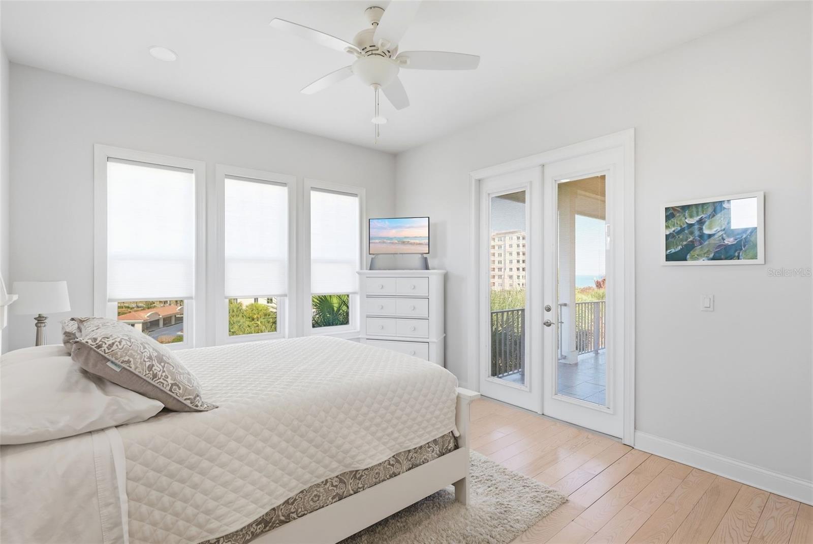 Listing photo id 26 for 2142 Villa Way