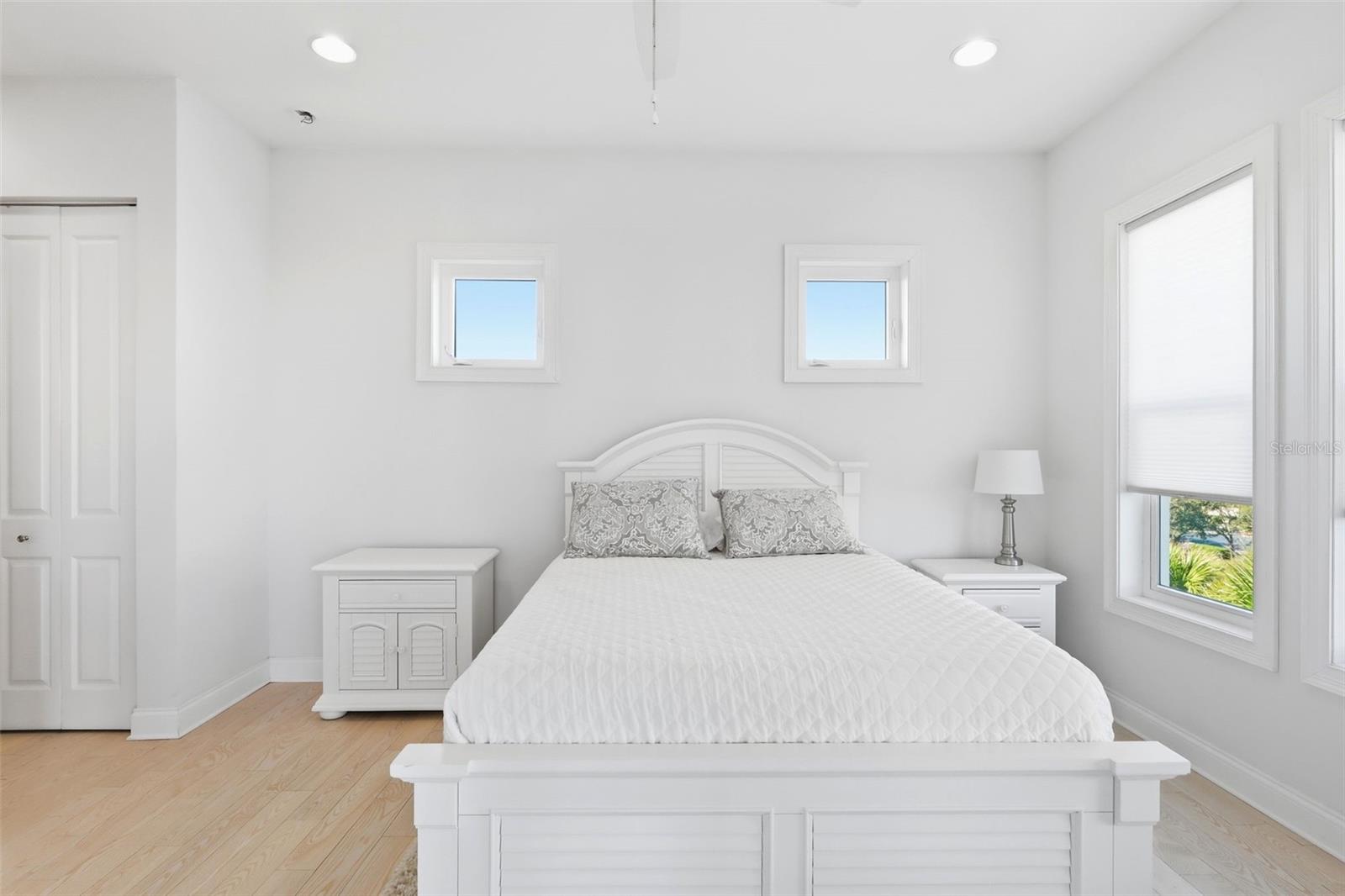 Listing photo id 28 for 2142 Villa Way