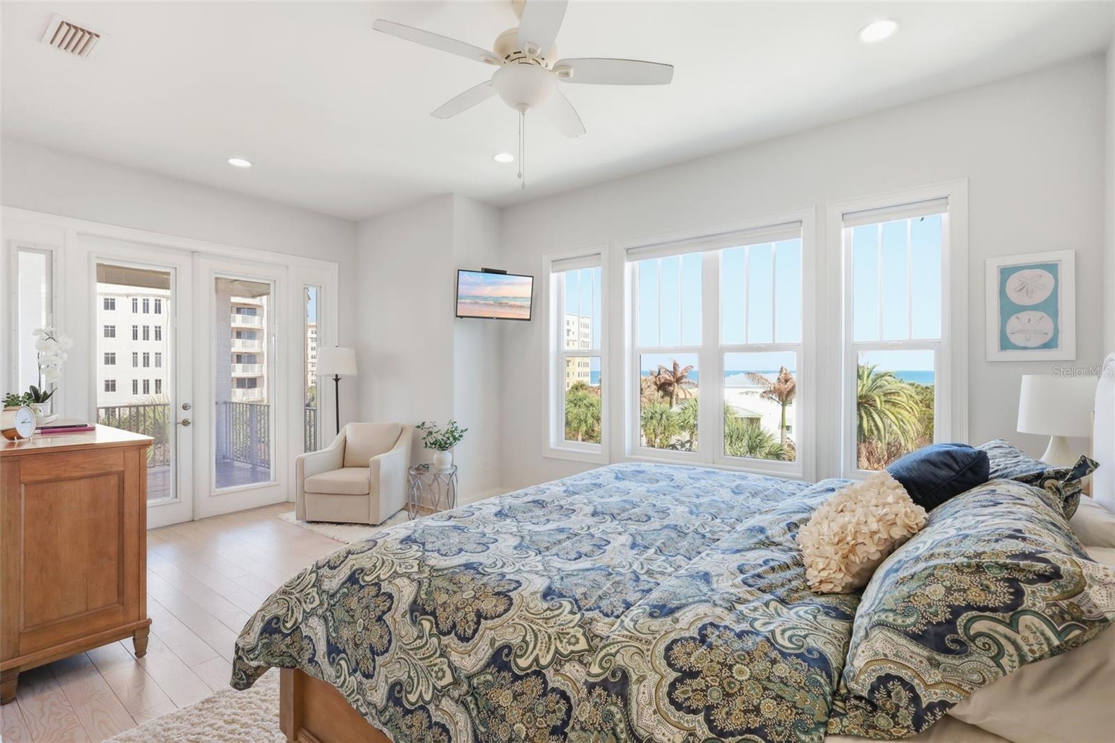 Listing photo id 30 for 2142 Villa Way