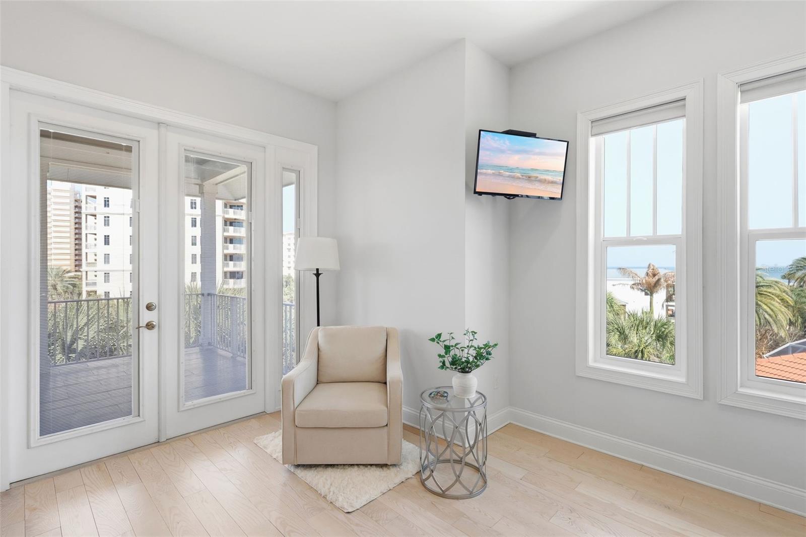 Listing photo id 31 for 2142 Villa Way