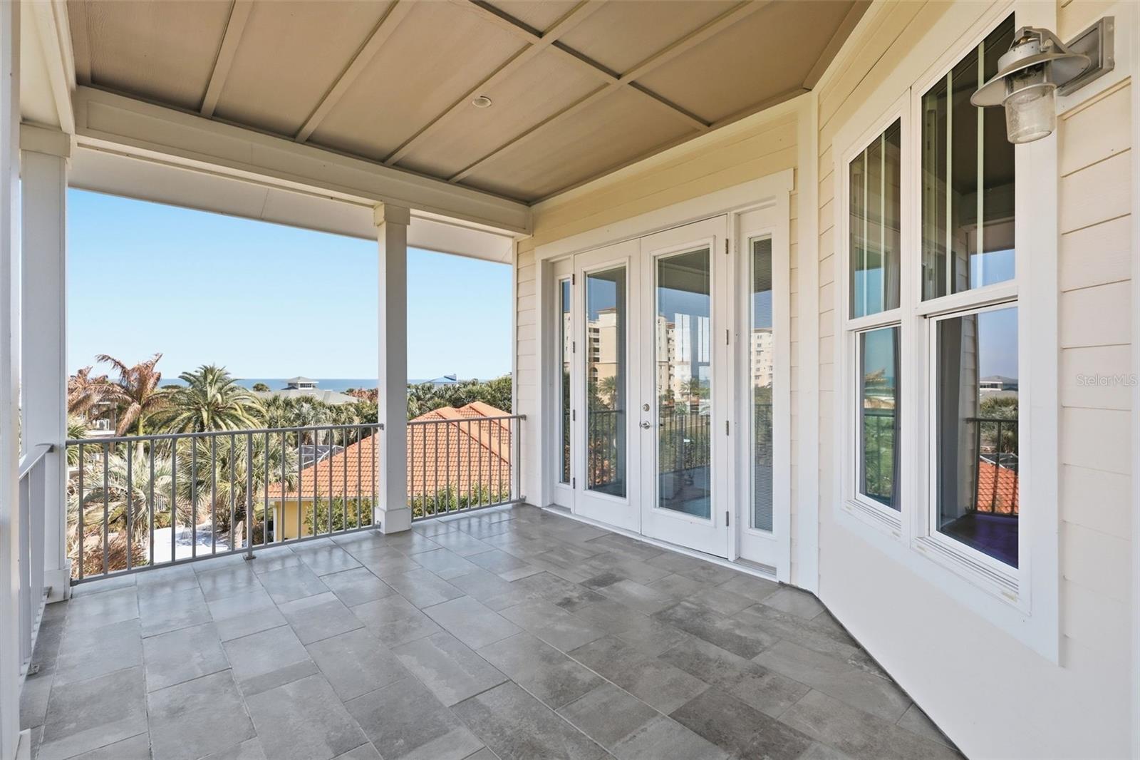 Listing photo id 32 for 2142 Villa Way