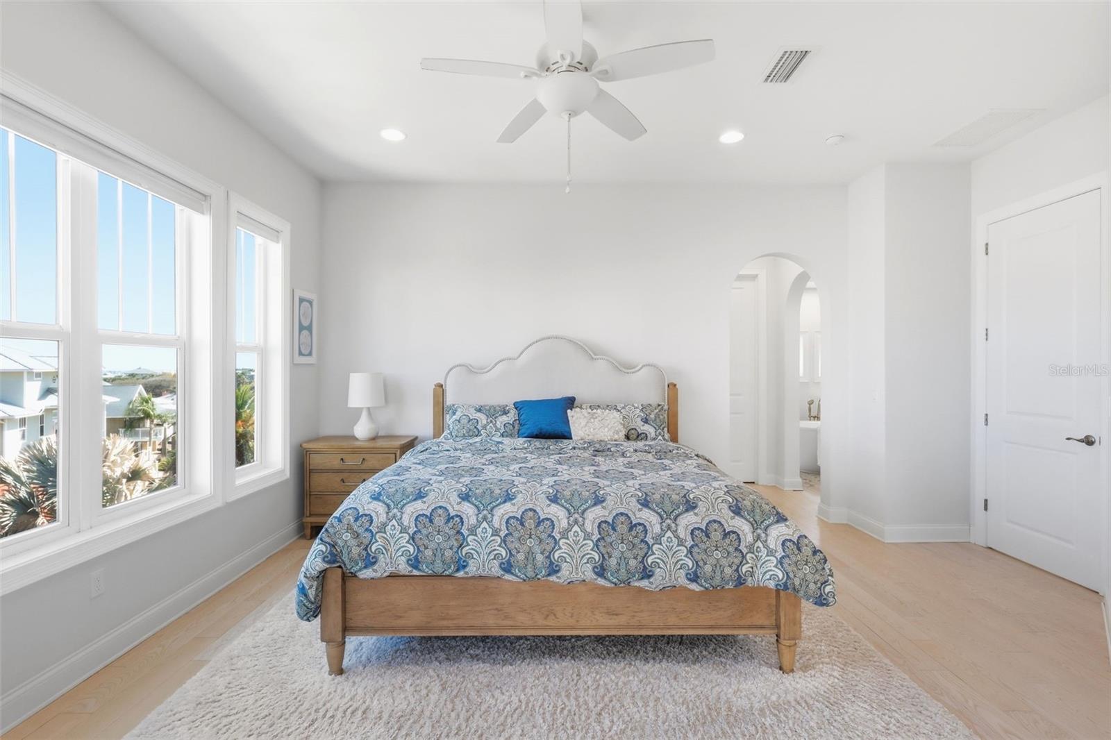 Listing photo id 35 for 2142 Villa Way