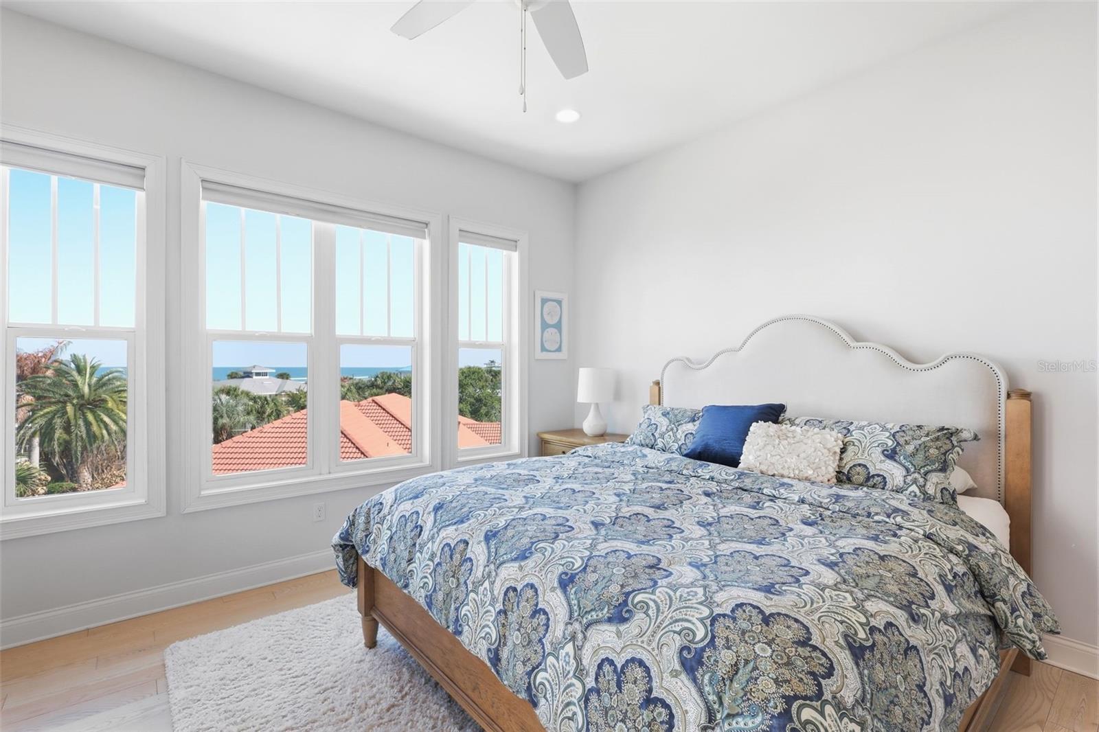 Listing photo id 36 for 2142 Villa Way