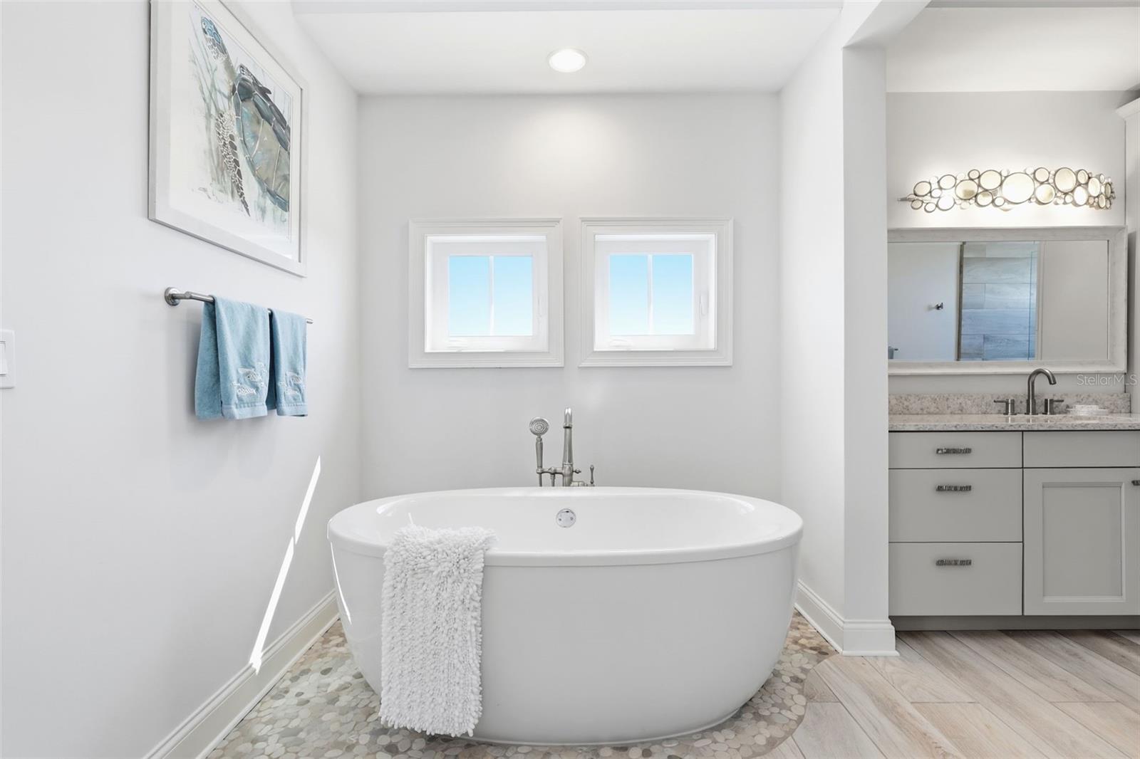 Listing photo id 38 for 2142 Villa Way