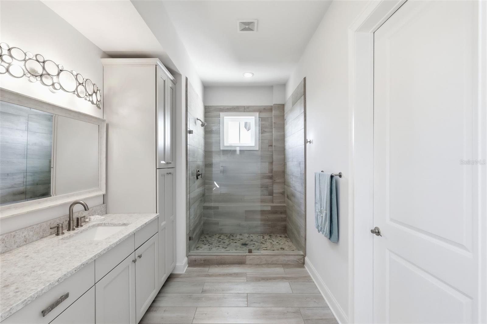 Listing photo id 39 for 2142 Villa Way