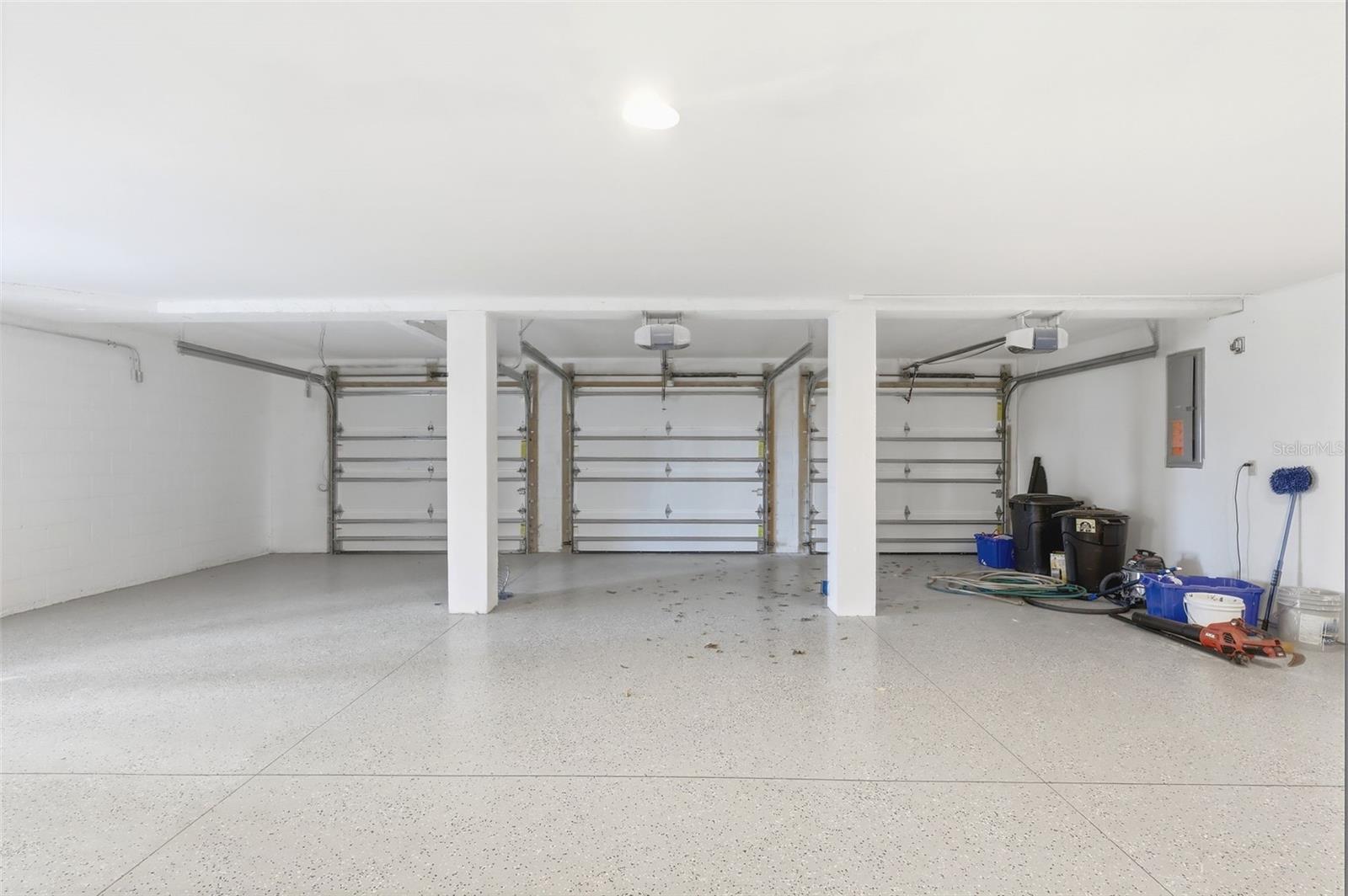 Listing photo id 42 for 2142 Villa Way