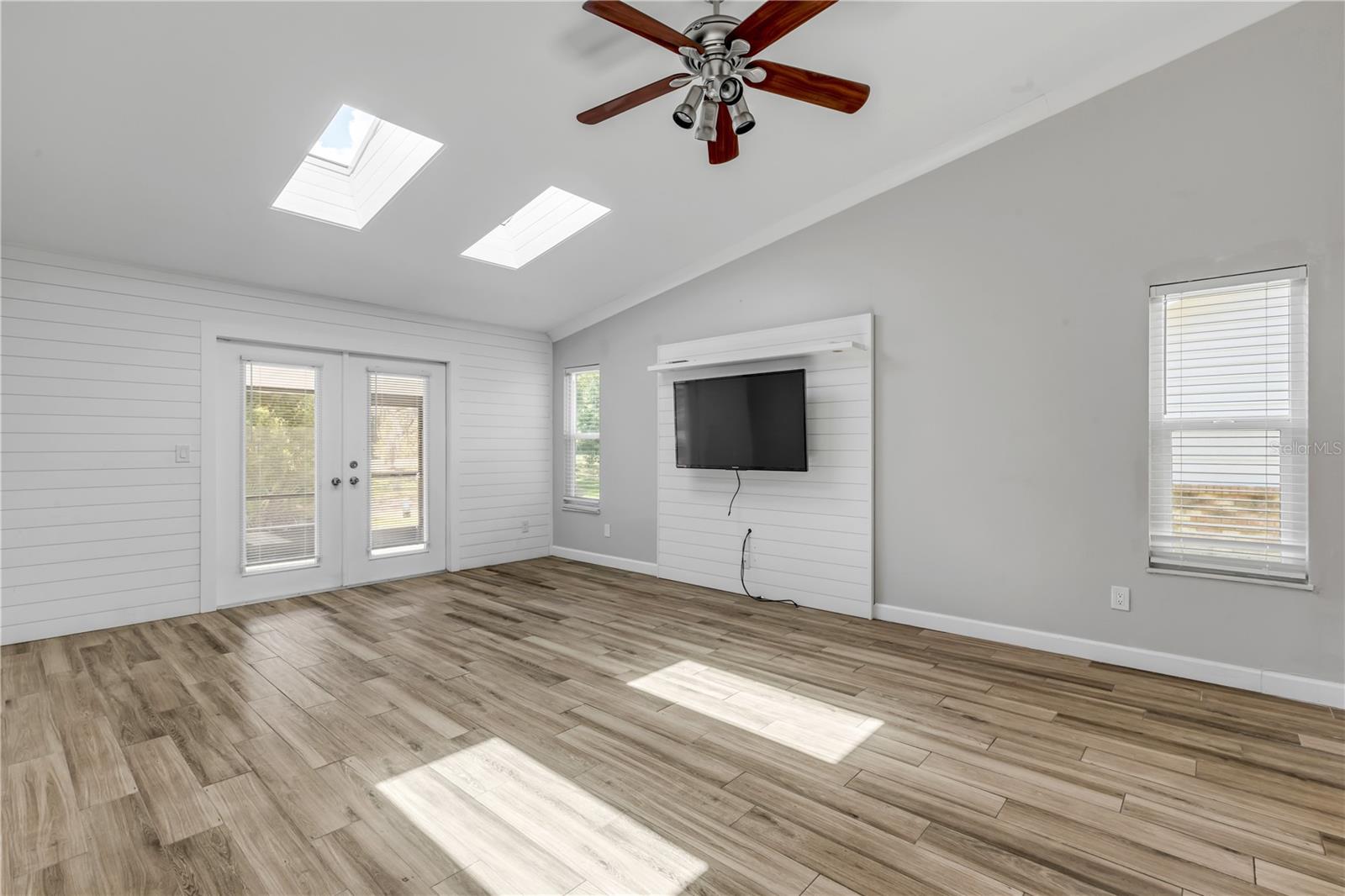 Image 6 of 50 For 240 Bob White Court 240