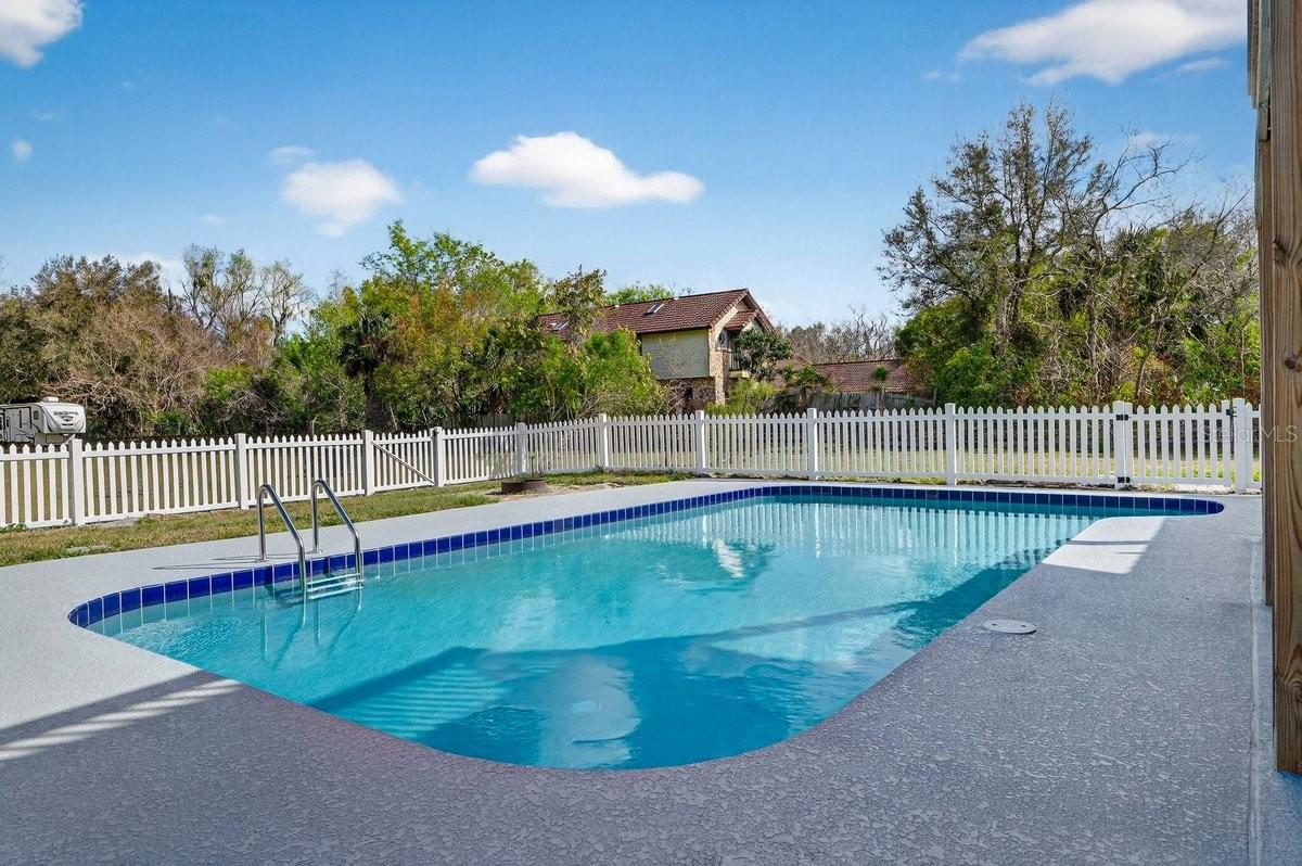 Image 17 of 70 For 425 Country Circle Drive E