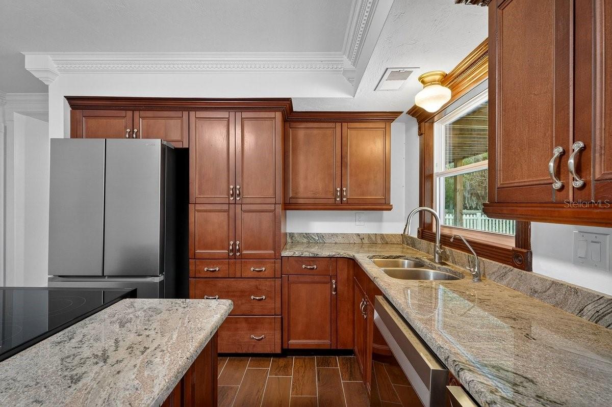 Image 32 of 70 For 425 Country Circle Drive E