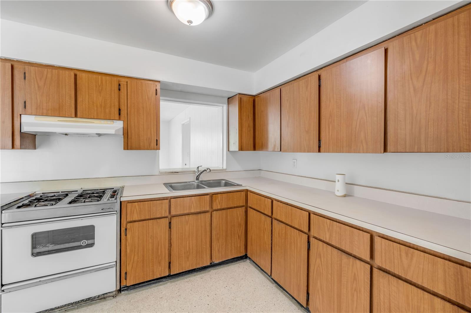 Image 10 of 31 For 546 Cambridge Circle