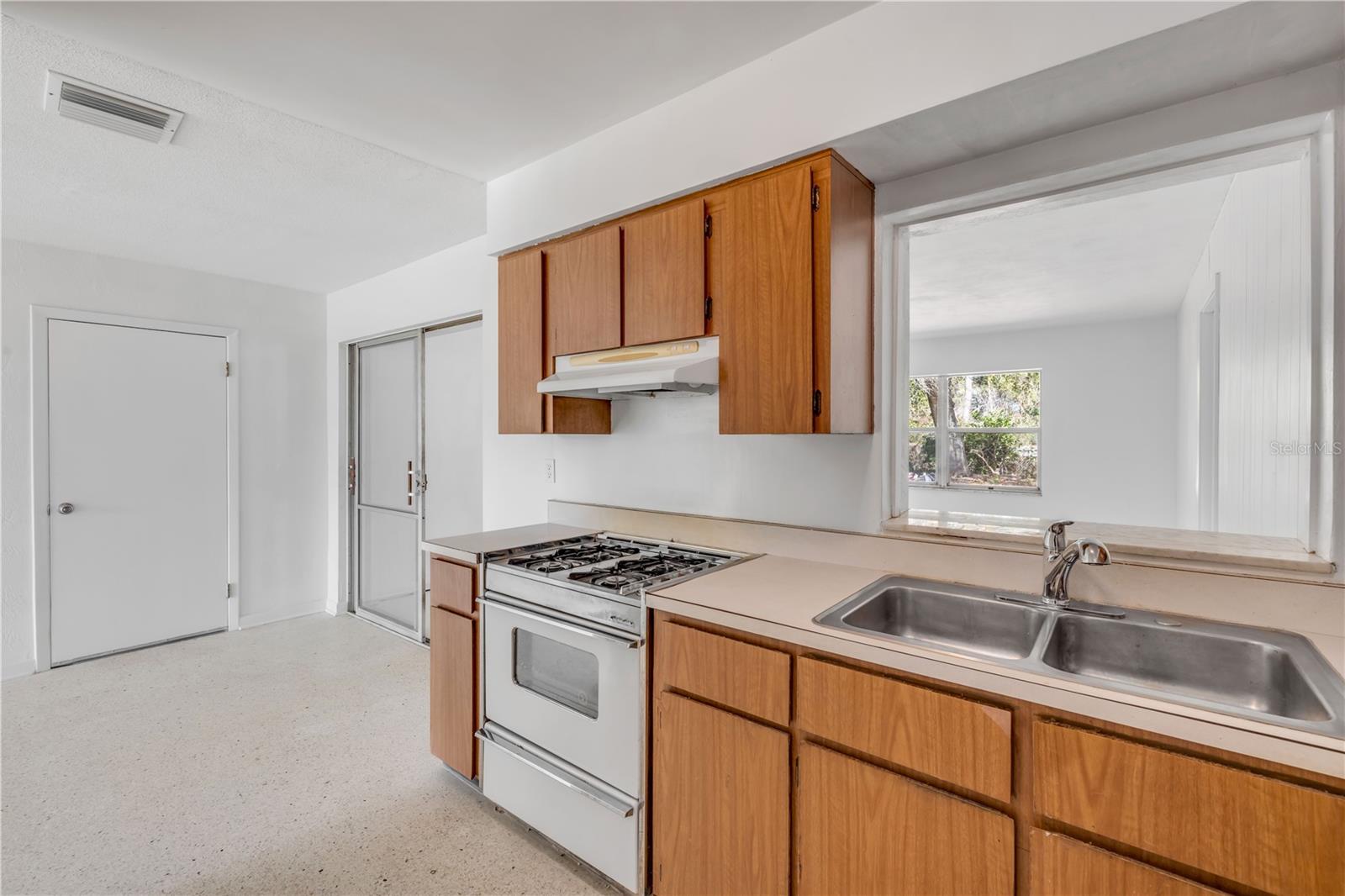 Image 12 of 31 For 546 Cambridge Circle