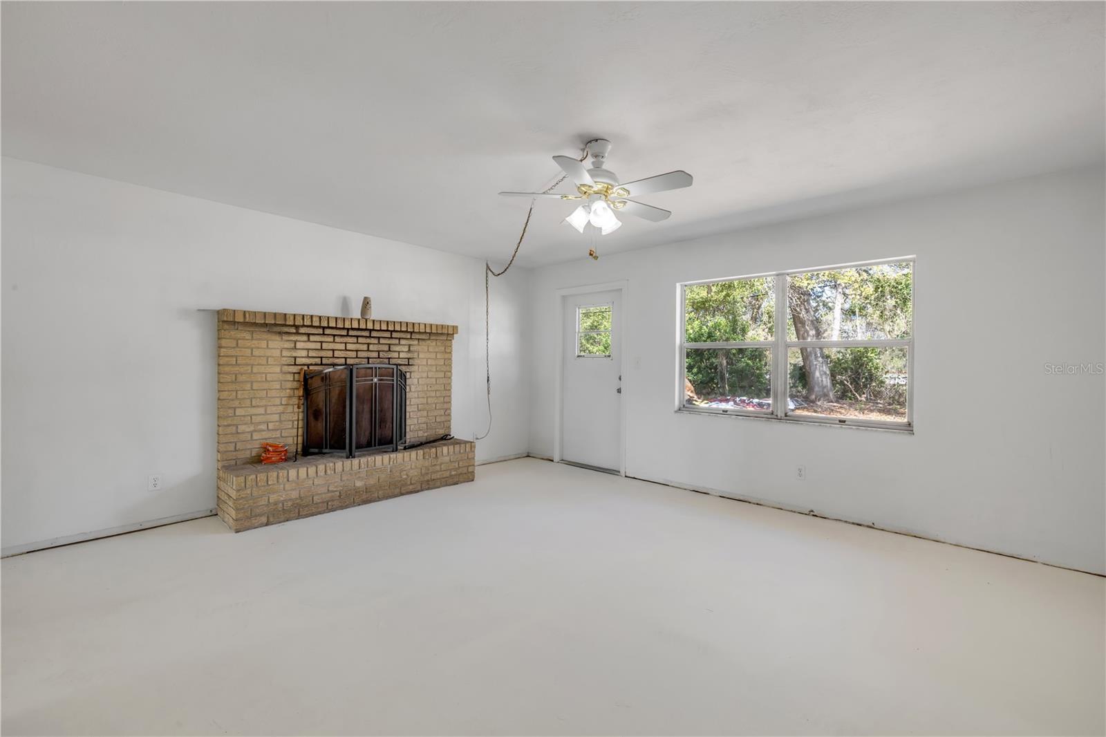 Image 14 of 31 For 546 Cambridge Circle