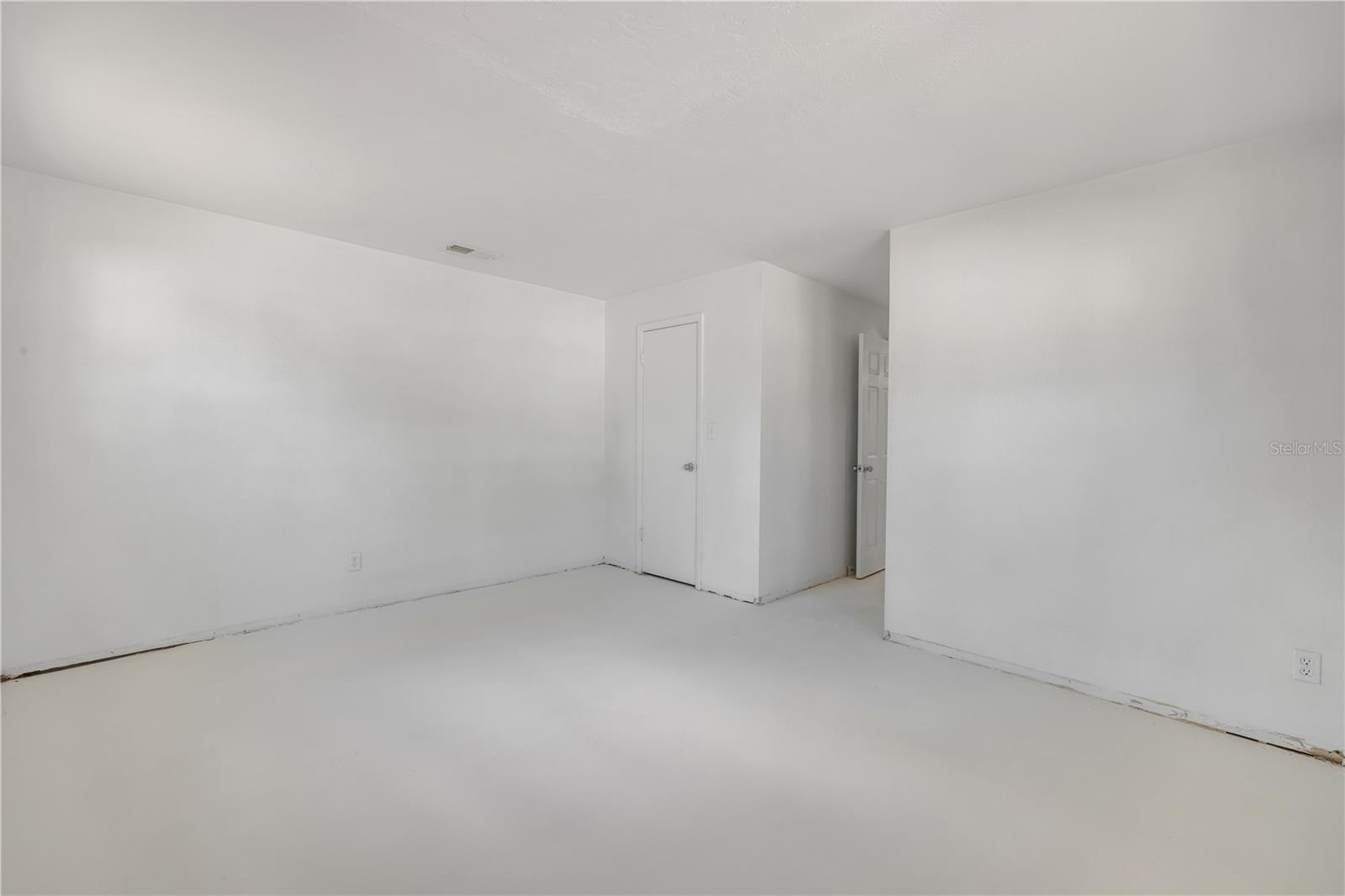 Image 20 of 31 For 546 Cambridge Circle