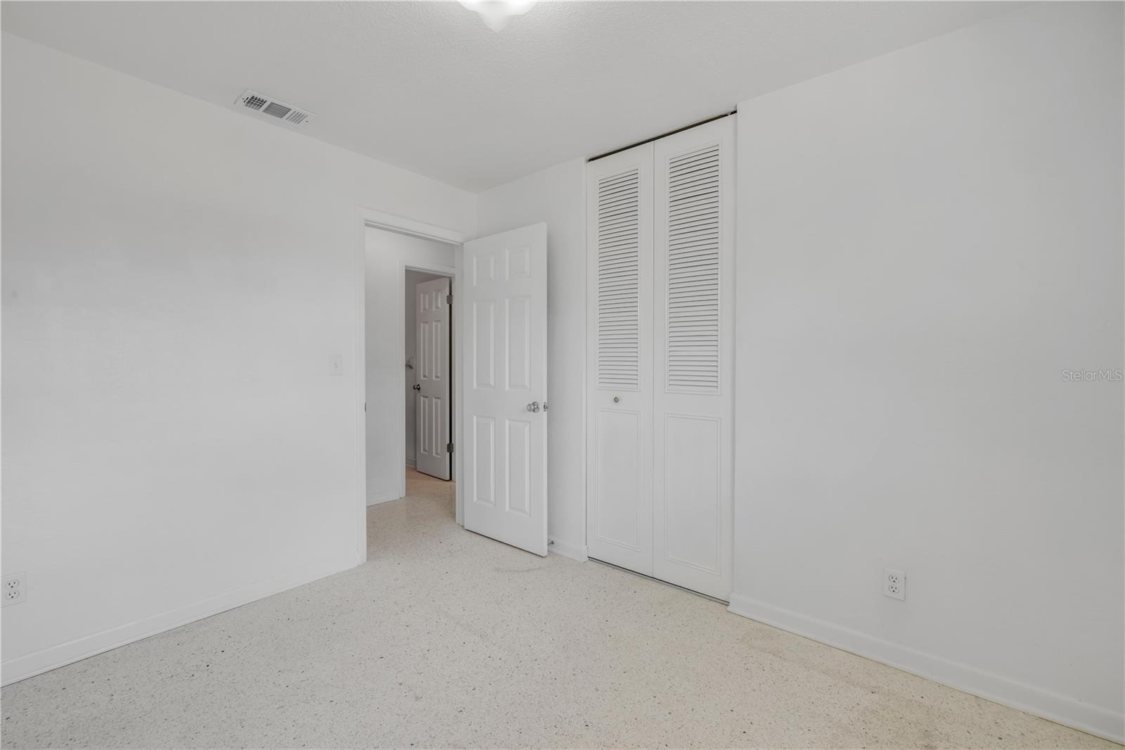 Image 24 of 31 For 546 Cambridge Circle