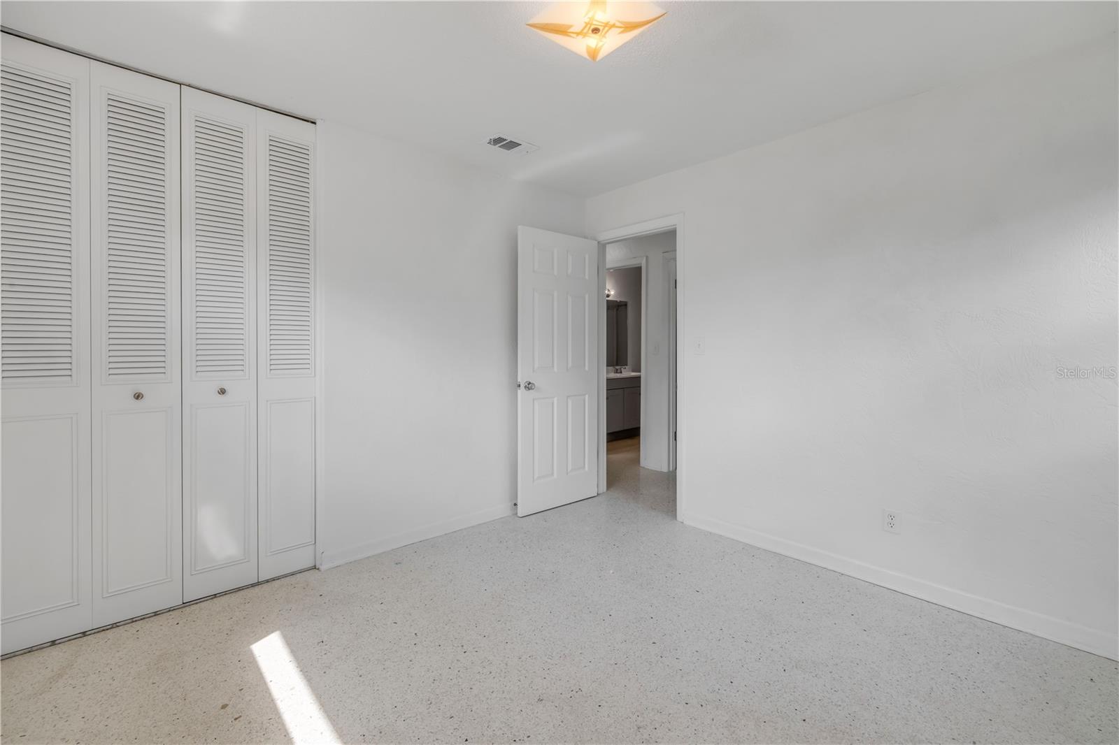 Image 27 of 31 For 546 Cambridge Circle