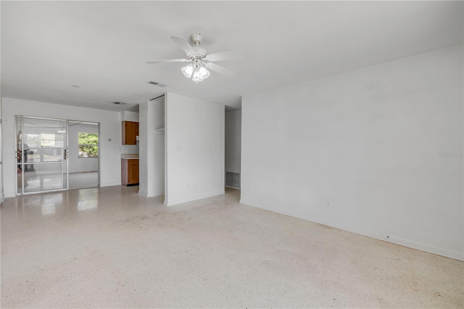 Image 6 of 31 For 546 Cambridge Circle