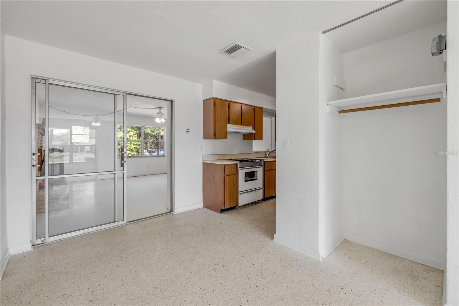 Image 8 of 31 For 546 Cambridge Circle