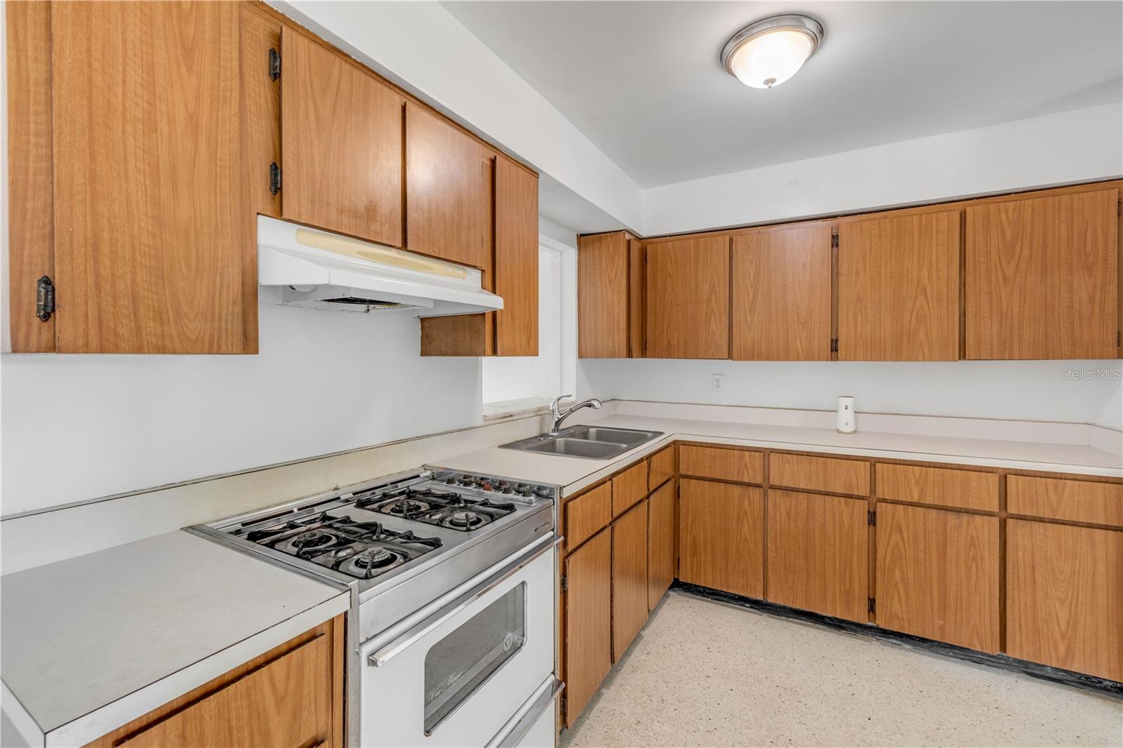 Image 9 of 31 For 546 Cambridge Circle