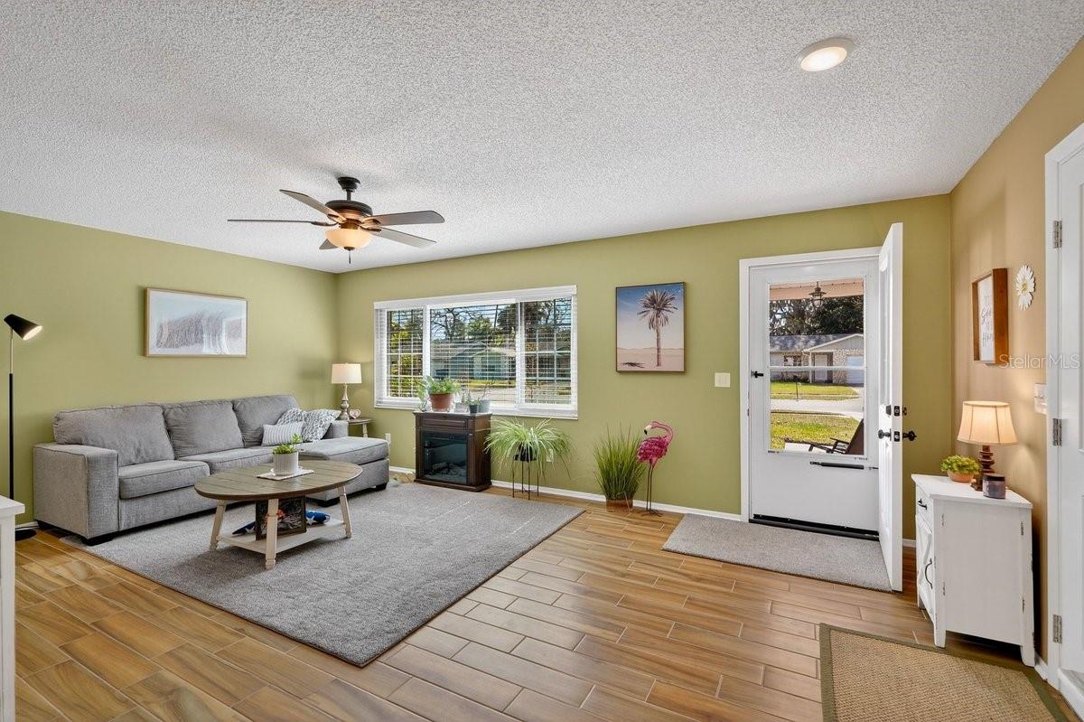 Image 18 of 46 For 8 Greenfern Circle