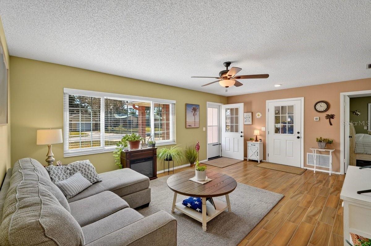 Image 21 of 46 For 8 Greenfern Circle