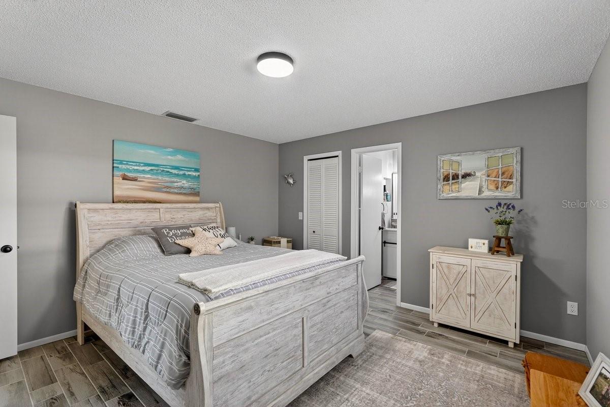 Image 6 of 46 For 8 Greenfern Circle