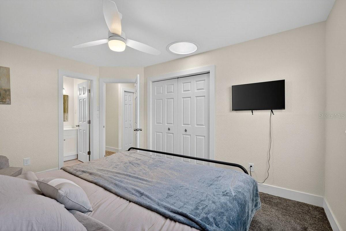 Image 10 of 40 For 450 Lambert Avenue