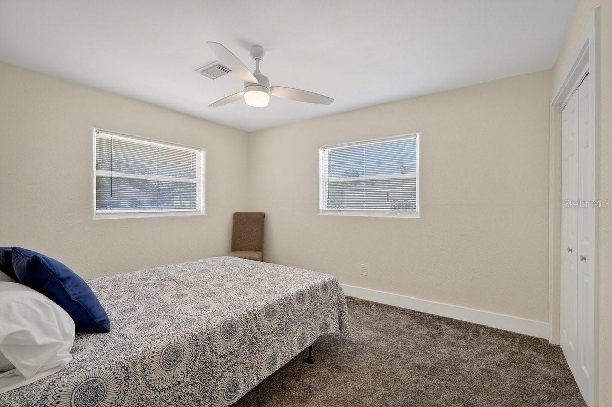 Image 13 of 40 For 450 Lambert Avenue