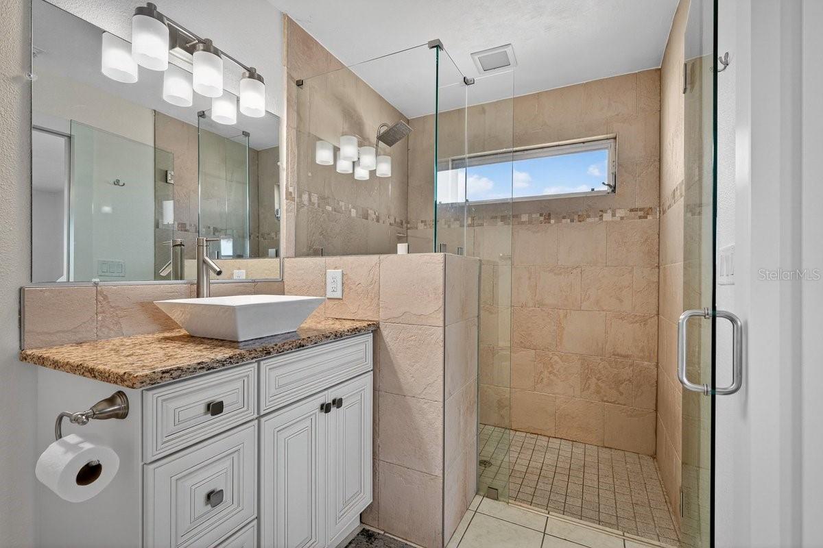 Image 21 of 40 For 450 Lambert Avenue