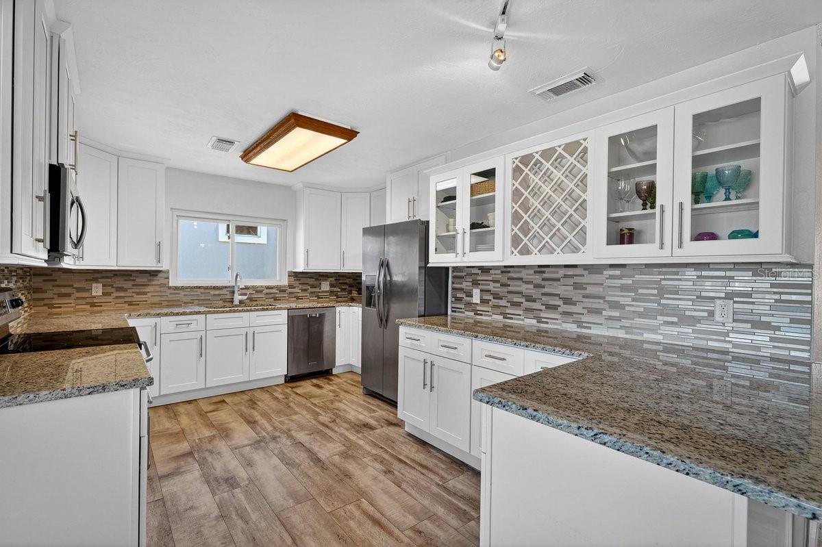 Image 29 of 40 For 450 Lambert Avenue