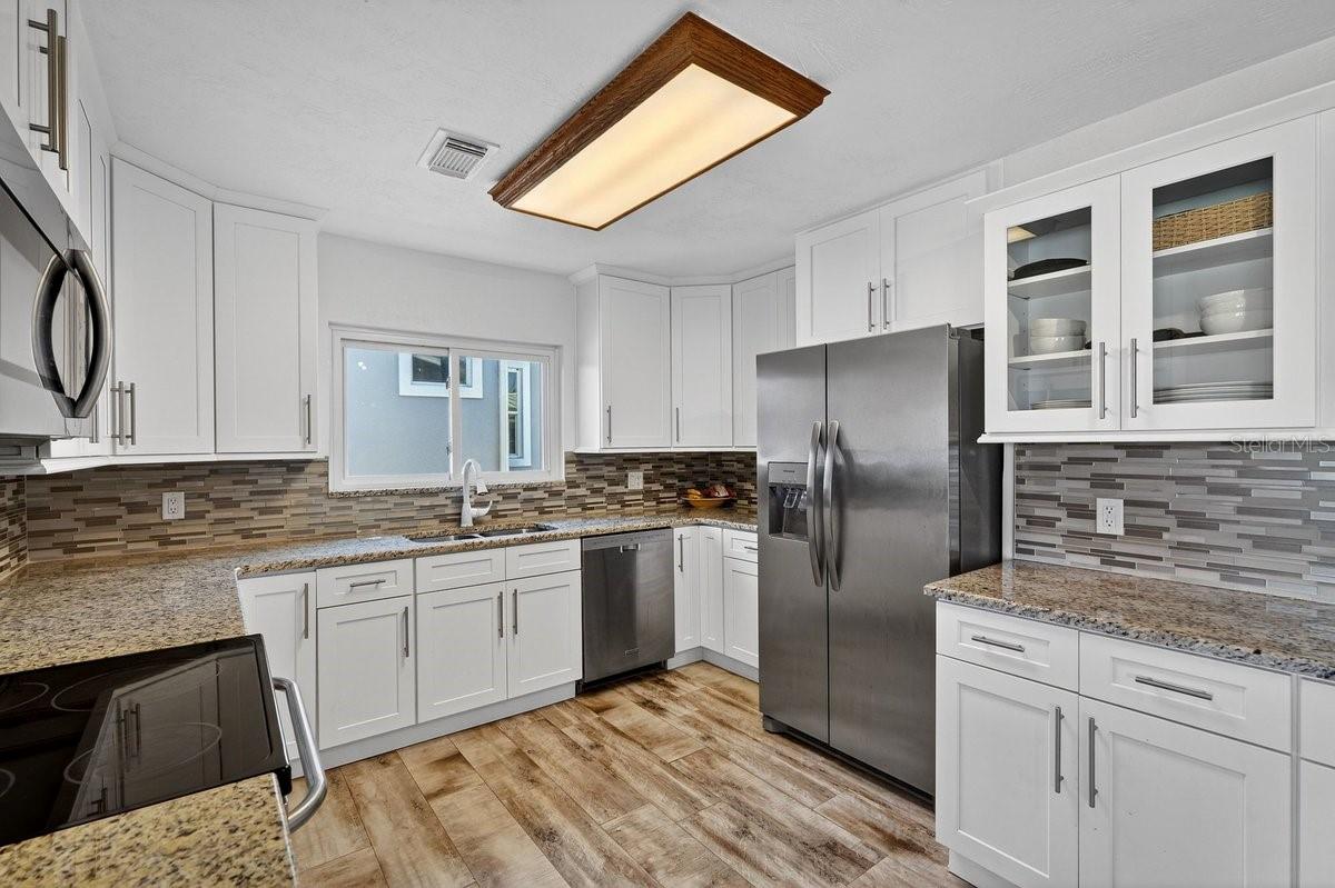 Image 31 of 40 For 450 Lambert Avenue