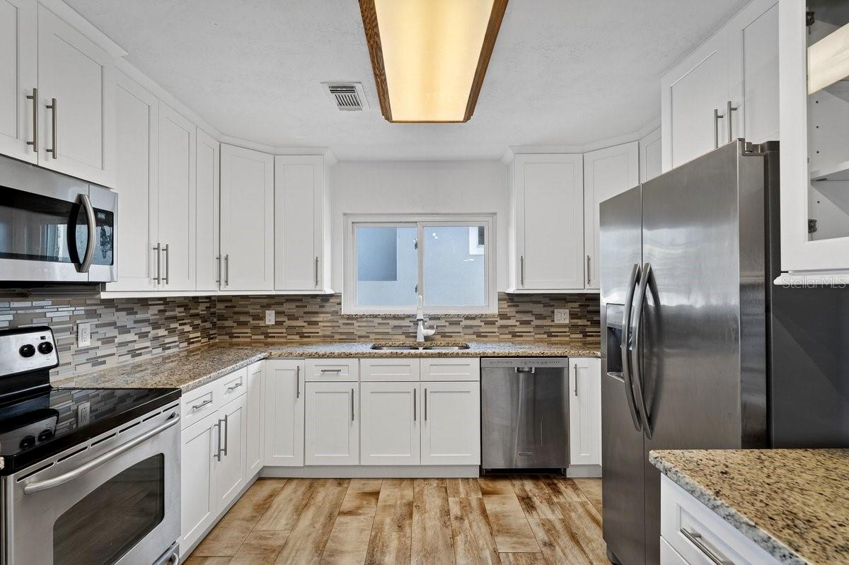 Image 32 of 40 For 450 Lambert Avenue