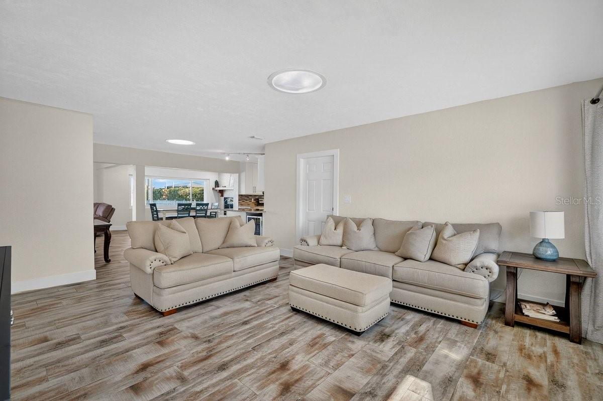 Image 5 of 40 For 450 Lambert Avenue