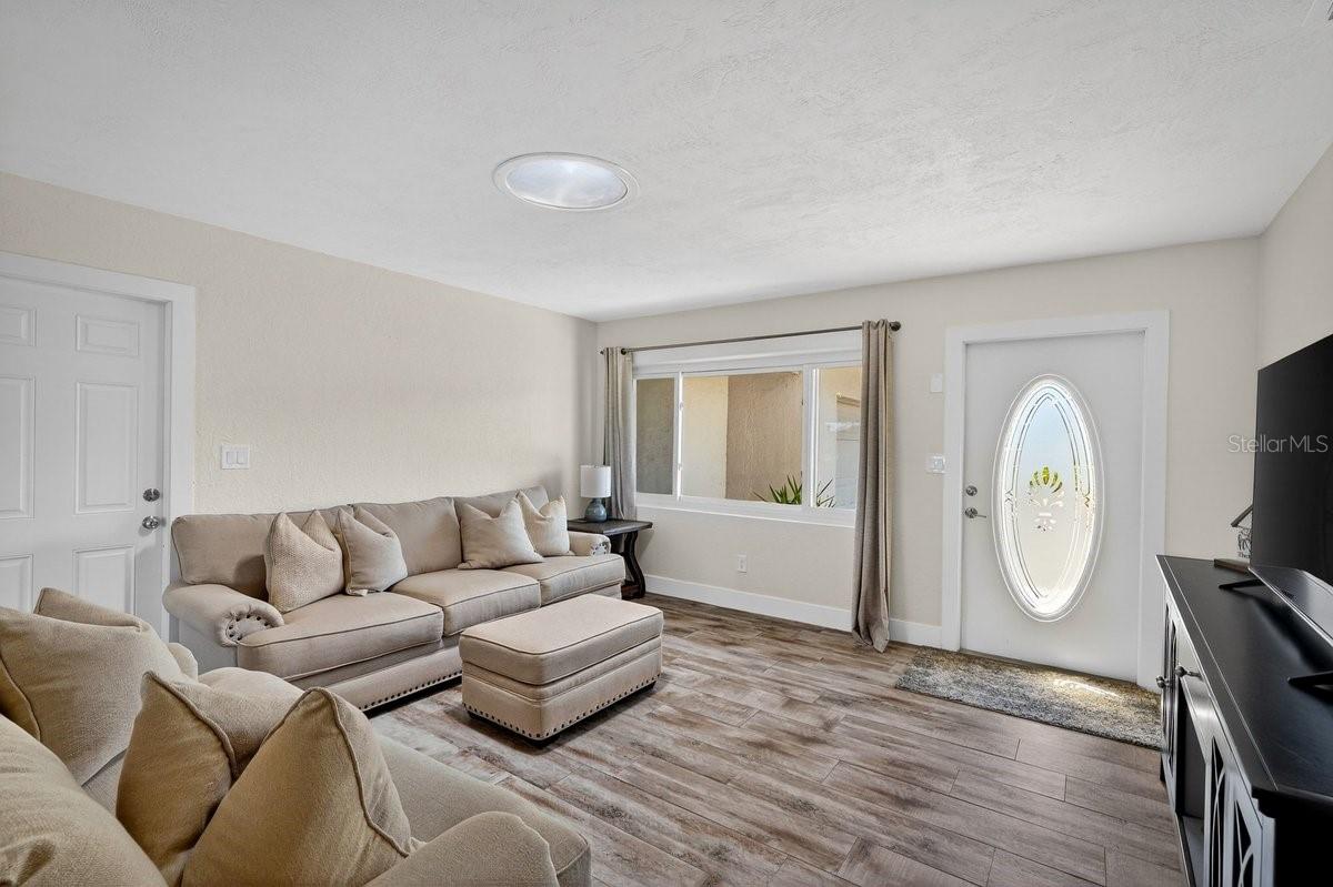 Image 6 of 40 For 450 Lambert Avenue