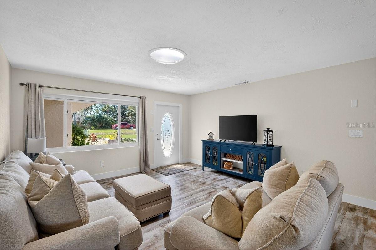 Image 7 of 40 For 450 Lambert Avenue