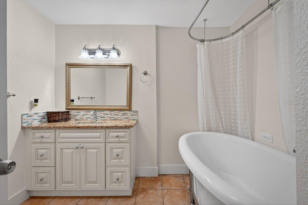 Image 8 of 40 For 450 Lambert Avenue